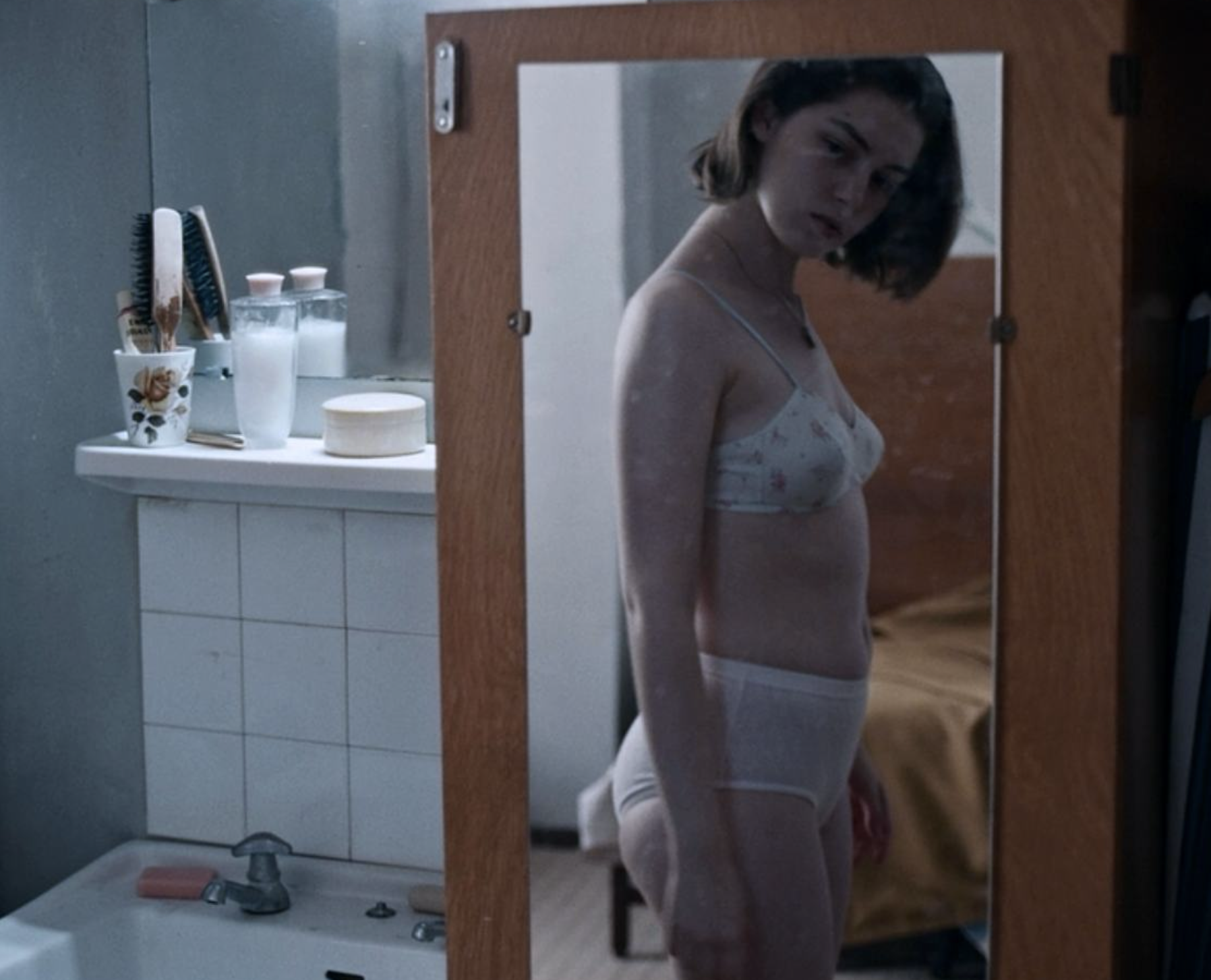 Tali mirándose sola en el espejo de cuerpo entero