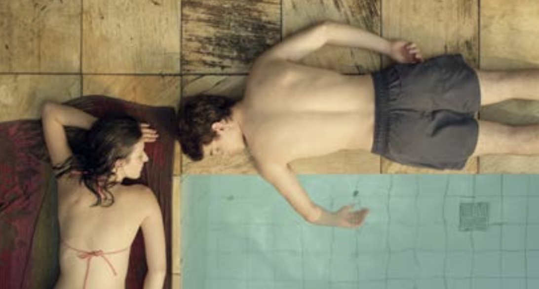 Dos jóvenes junto a la piscina